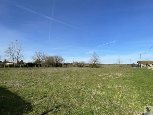 Terrain 970 m2, borné, viabilisé à proximité de Bergerac