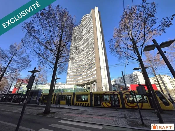 Situé en plein coeur de Mulhouse, au sein de la célèbre Tour de l'Europe, cet appartement de 92 m² e