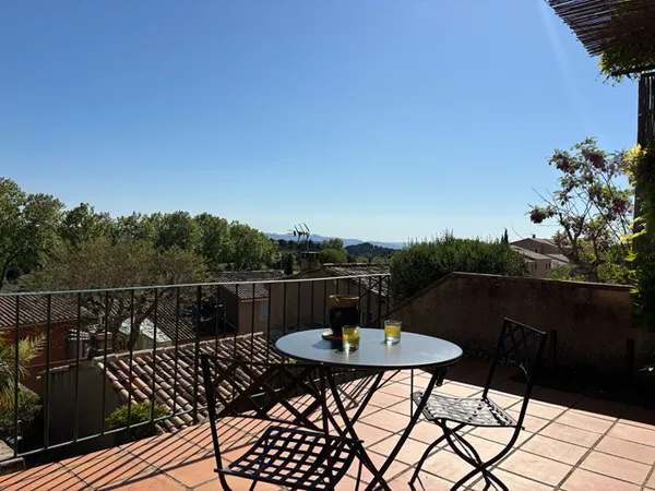 Terrasses ensoleillées et charme provençal au coeur de Vaugines