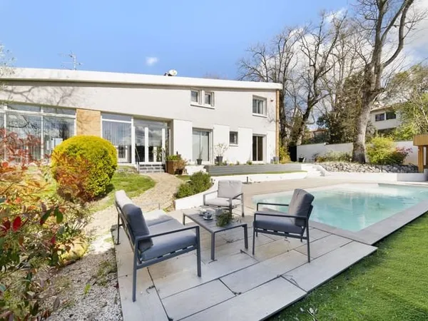Maison 8 pièces 230 m²