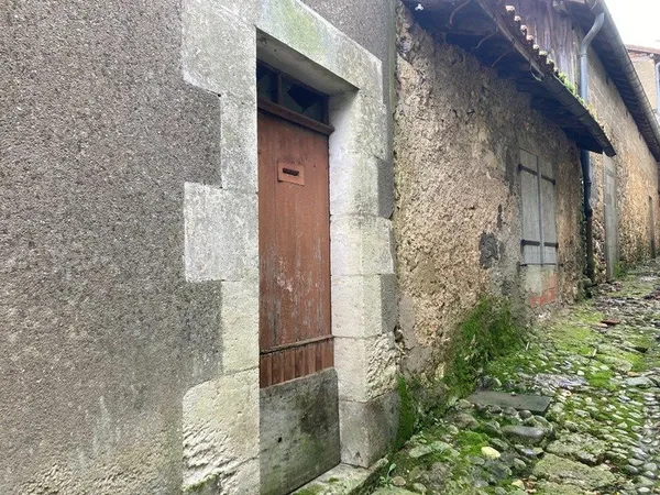 Maisons mitoyennes à rénover à Vic Fezensac : 140m², Garage de 90m² - Opportunité d'Investissement !