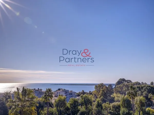 RARE Cannes , basse Californie : Appartement d'exception traversant de 150m2 avec vue mer panoramiqu