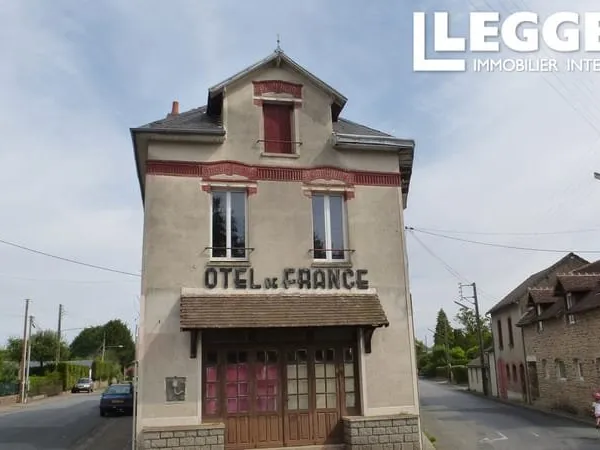 Ancien hôtel et restaurant avec logement de propriétaire et jardin.