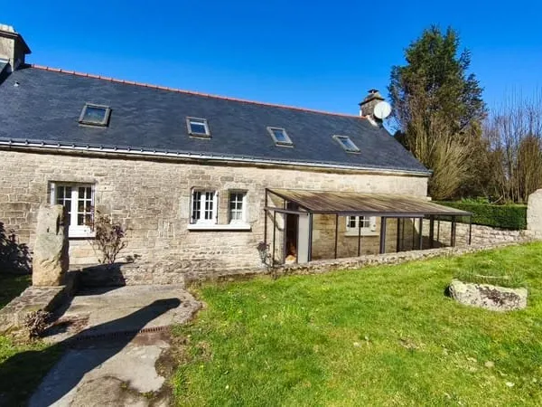MORBIHAN, Seglien, Maison mitoyenne, 3 chambres, jardin, une grange