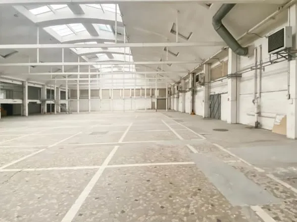 Locaux d'entrepots bénéficiant d'une belle hauteur sous plafond