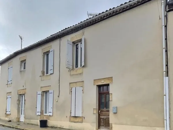 IDEAL INVESTISSEUR ! Dans le charmant village de Monclar venez découvrir cette jolie maison. Ce sont