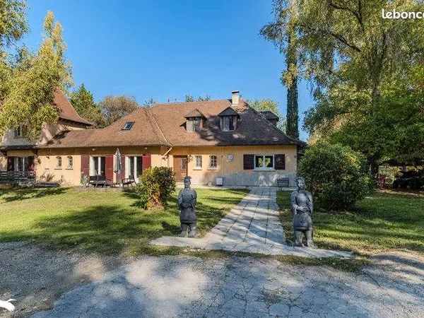 Maison 10 pièces 256 m²