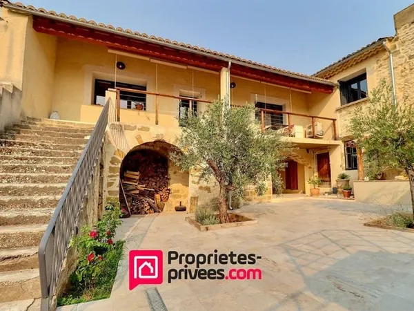 A 7km d'Uzès , mas de village avec terrain et piscine