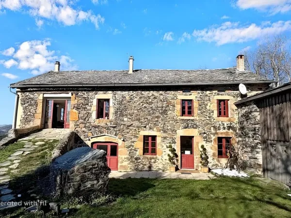 EXCLUSIVITÉ – FERME EN PIERRES AVEC DÉPENDANCE ET VUE IMPRENABLE