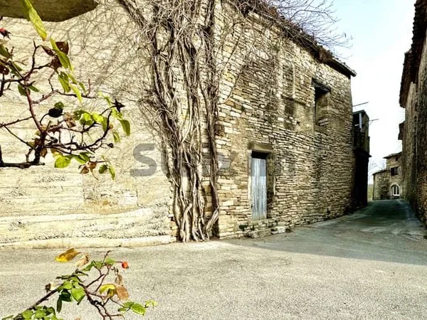 Remise à rénover à proximité du village de Vézénobres