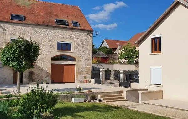 Ensemble immobilier de deux maisons(300m2) rénovées avec un