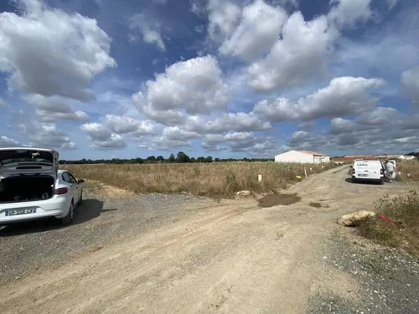 Terrain à bâtir de 656 m² à LE THOU (17)