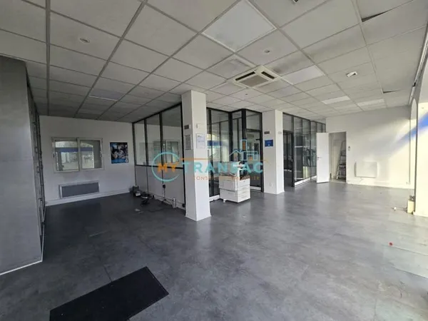PONTAULT RARE LOCAL COMMERCIAL A LOUER de 81m²