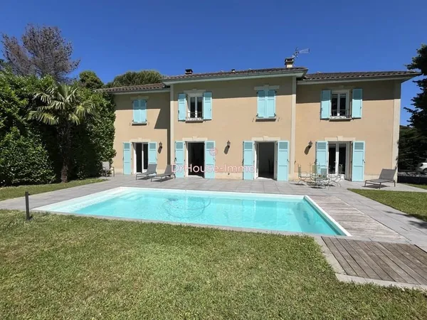 Magnifique Villa d'Architecte avec Piscine et Jardin Paysager à Saint-Cyr-au-Mont-d'Or