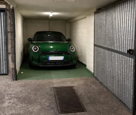 PARIS 17EME- PLACE WAGRAM - BOX POUR UNE CITADINE