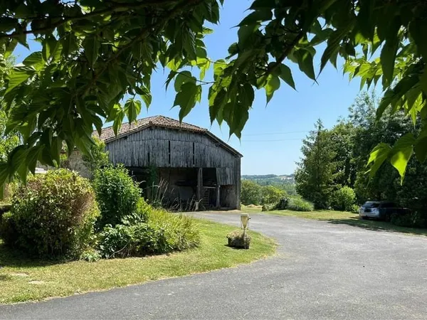 Belle propriété en pierre entourée de prairies, 2 maisons, grange
