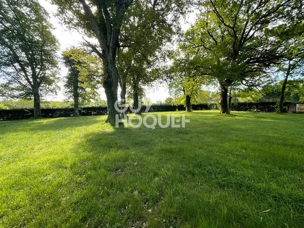 Terrain constructible de 1736 m2 dans le centre bourg de Mezos