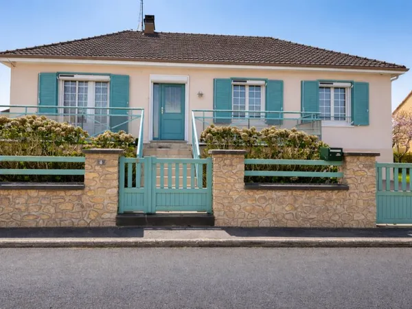 Maison lumineuse avec fort potentiel, beau jardin