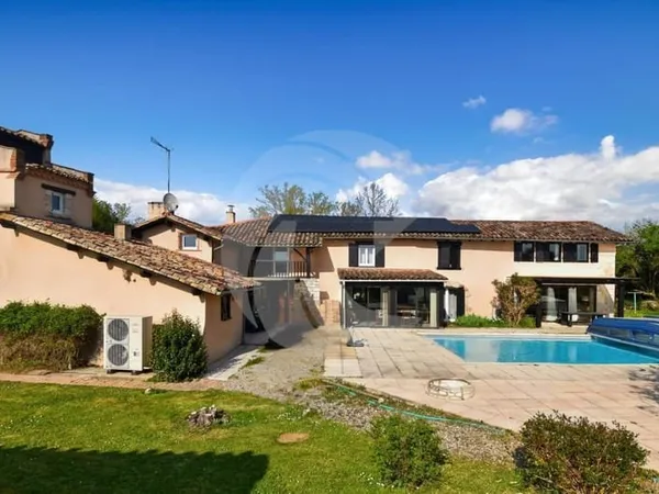 Ancienne ferme de charme d'une surface de 279m2 rénovée avec prestations haut de gamme et piscine
