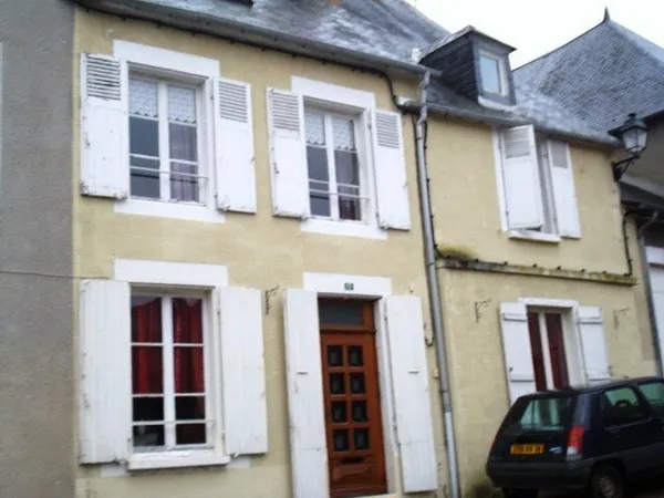 GRANDE MAISON DE BOURG 10 PIECES 182.4 M2 AU COEUR DE SAINT-SAULGE 59000 EUROS
