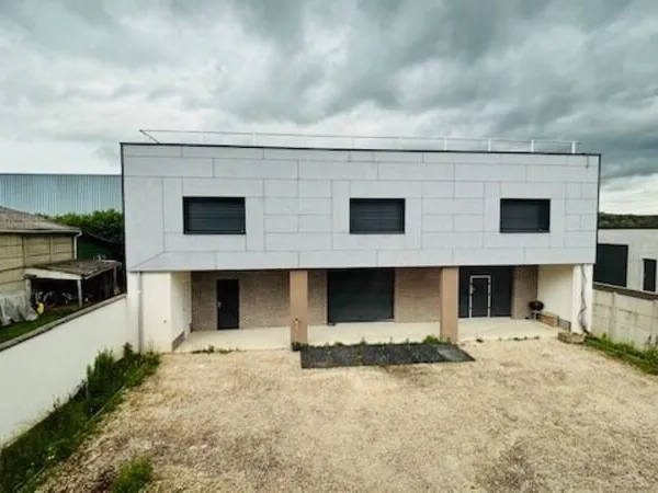 À Meaux - Espace, fonctionnalité et confort ! Entrepôt de 326 m² sur deux niveaux avec bureaux + mai