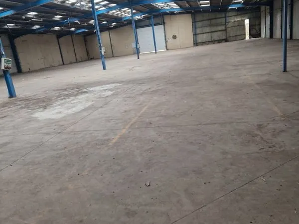 2 batiments 1500 et 1000 m2 a vendre