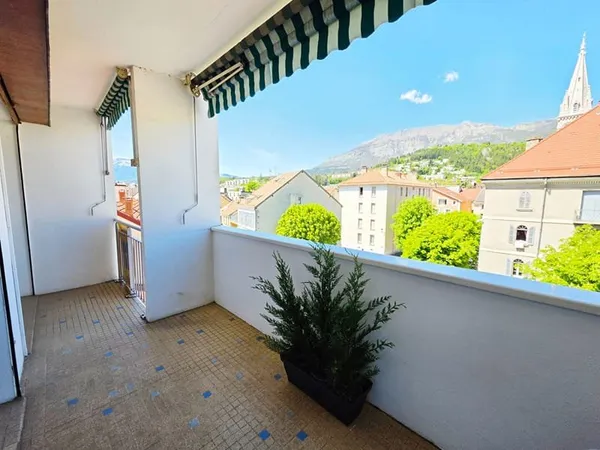 Appartement T3 rénové au centre de Gap avec deux balcons