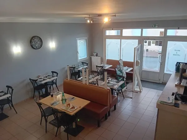 ENSEMBLE IMMOBILIER , Un local commercial et deux studio