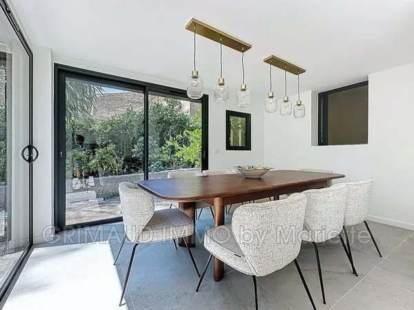 Maison rénovée avec goût, jardin verdoyant, dans une résidence