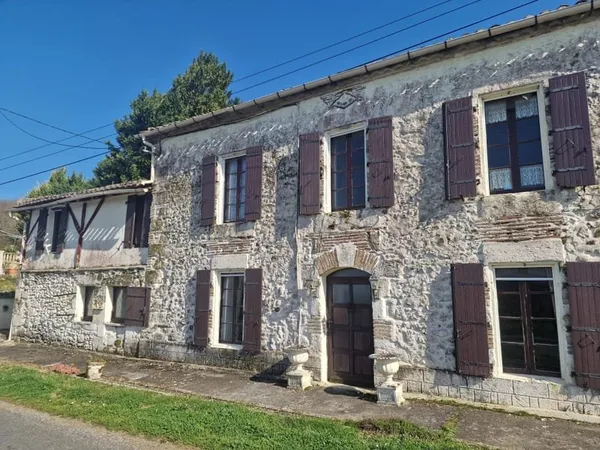 Charmante maison en pierre avec piscine à la sortie d'un village