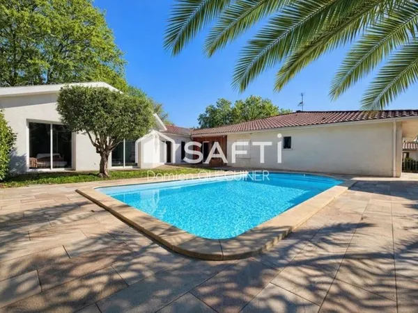 Ensemble immobilier : deux maisons, piscine, deux garages