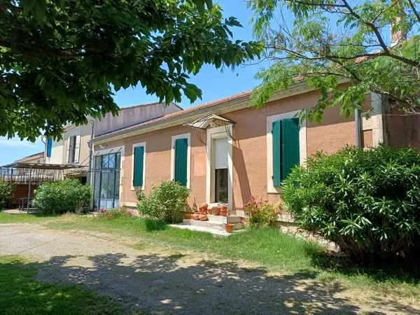 Maison À Vendre Mas ancien avec atelier-bureau, gîte, hangar et piscine