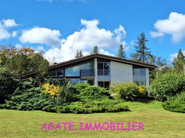 MAISON D ARCHITECTE SUR LE BORD DU CIRON AVEC PISCINE A VENDRE