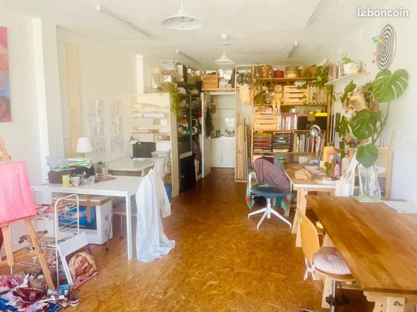 Deux places à sous-louer dans un chouette atelier partagé