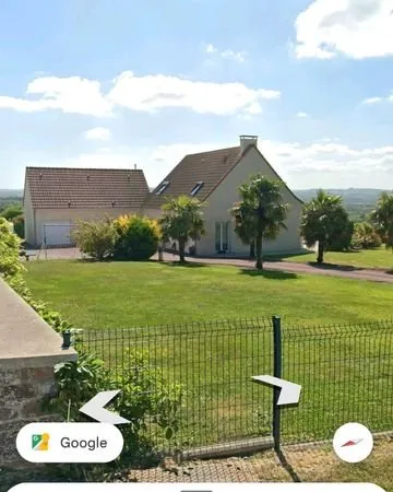 Pavillon Double garage avec un grand grenier. Le tout est implanté sur un terrain de 3144 m²