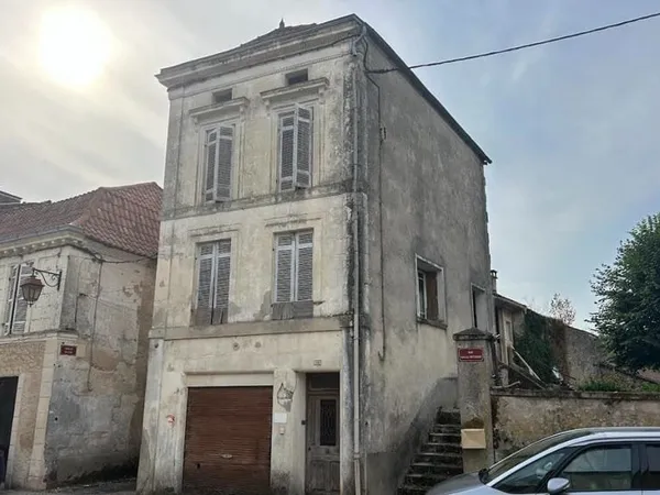 Maison à restaurer avec jardin!