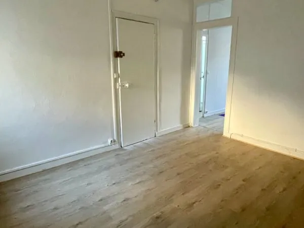 PLACE NEY -T2 RENOVE - NON MEUBLE DISPONIBLE LE 15/06