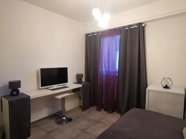 Chambre de bonne de 9 m² - sans cuisine - Résidence avec Piscine au Cannet - Idéal pour personne tra