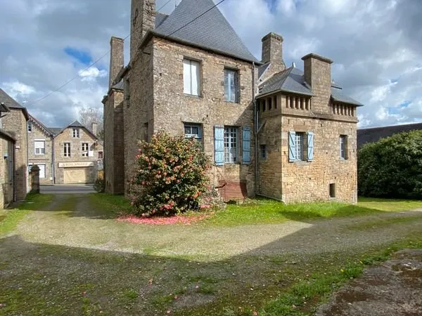 Manoir du 16ème avec dépendances et terrain