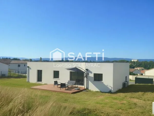 Très belle villa de 2023 avec 4 chambres, garage et jardin.