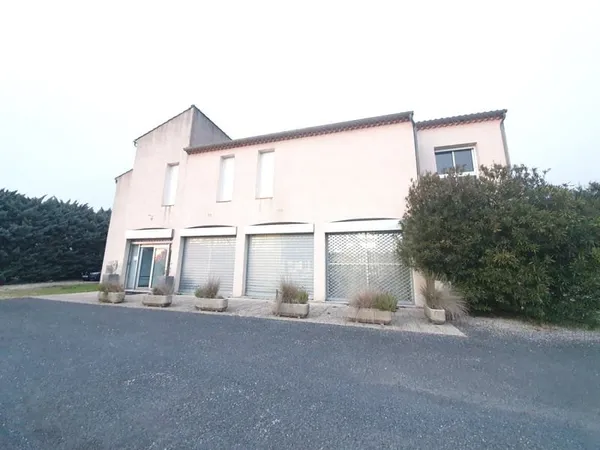 Local commercial ou industriel de 463 m2