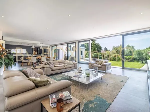 Villa de luxe contemporaine à Biot avec piscine et pool-house au calme absolu