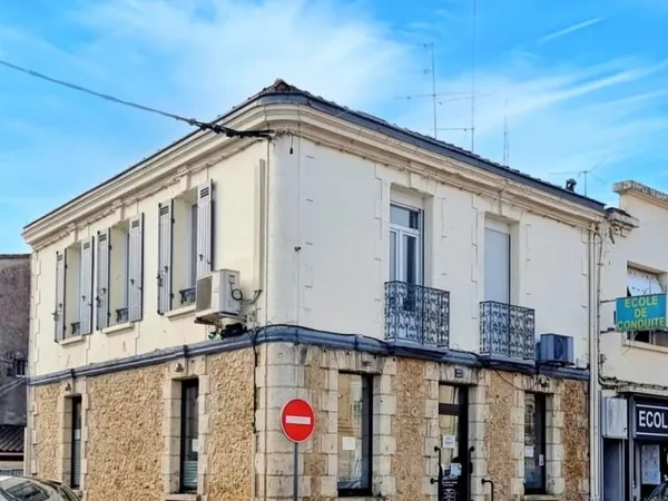 CENTRE VILLE IMMEUBLE EN PIERRES AVEC LOCAL COMMERCIAL ;