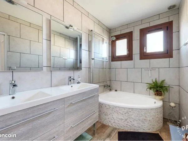 Maison familiale avec piscine en ville