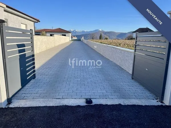 Maison neuve de plain-pied avec piscine et vue Pyrénées