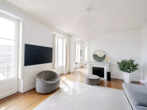 Bordeaux Hyper centre - Duplex de 175 m² - Ascenseur - Balcon - Caves