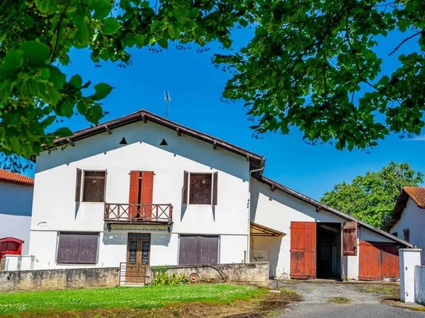 MAISON DE CARACTÈRE À FORT POTENTIEL À LABETS-BISCAY !