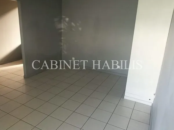 À LOUER - LOCAL COMMERCIAL DE 20 m2 ENVIRON - RAVINE DES CAB