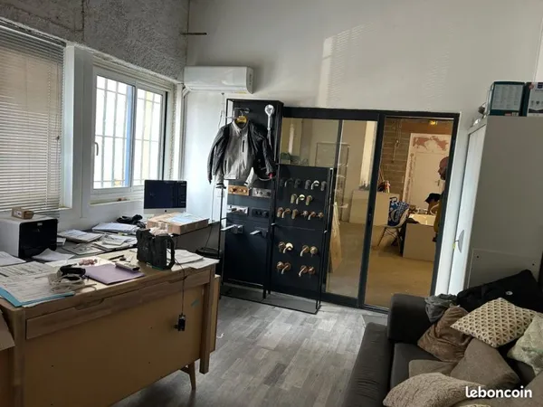 Local pro 134 m² avec bureau climatisé - forte visibilité, accès facile