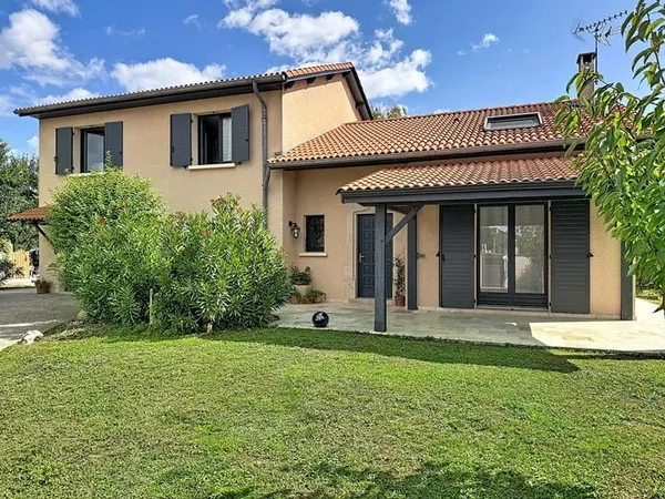 Maison Chassieu 8P 156m² Terrain 650m² +piscine+2 garages